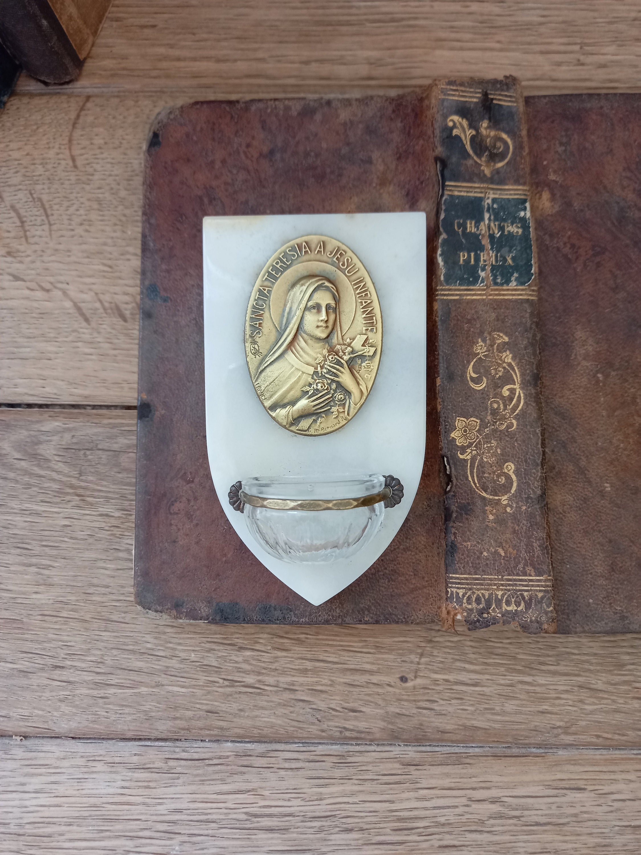 3.9 Petite Police d'eau en Marbre - Bénédiction de Lourdes Médaillon Bernadette Reliques Catholiques