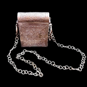 Petite pochette en métal antique - Boîte à accessoires estampée à la main - Boîtier en métal avec couvercle à charnière et chaîne