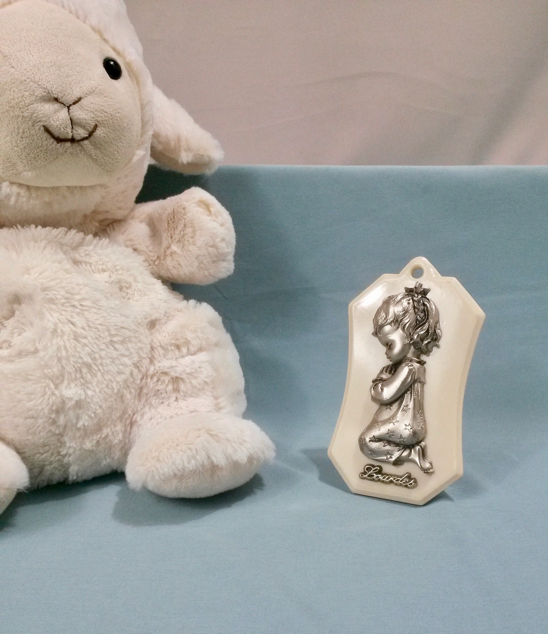 Cadeau Lourdes - Holy Communion Little Girl in Prayer Vintage Stone Table Stand White Picture Cathol