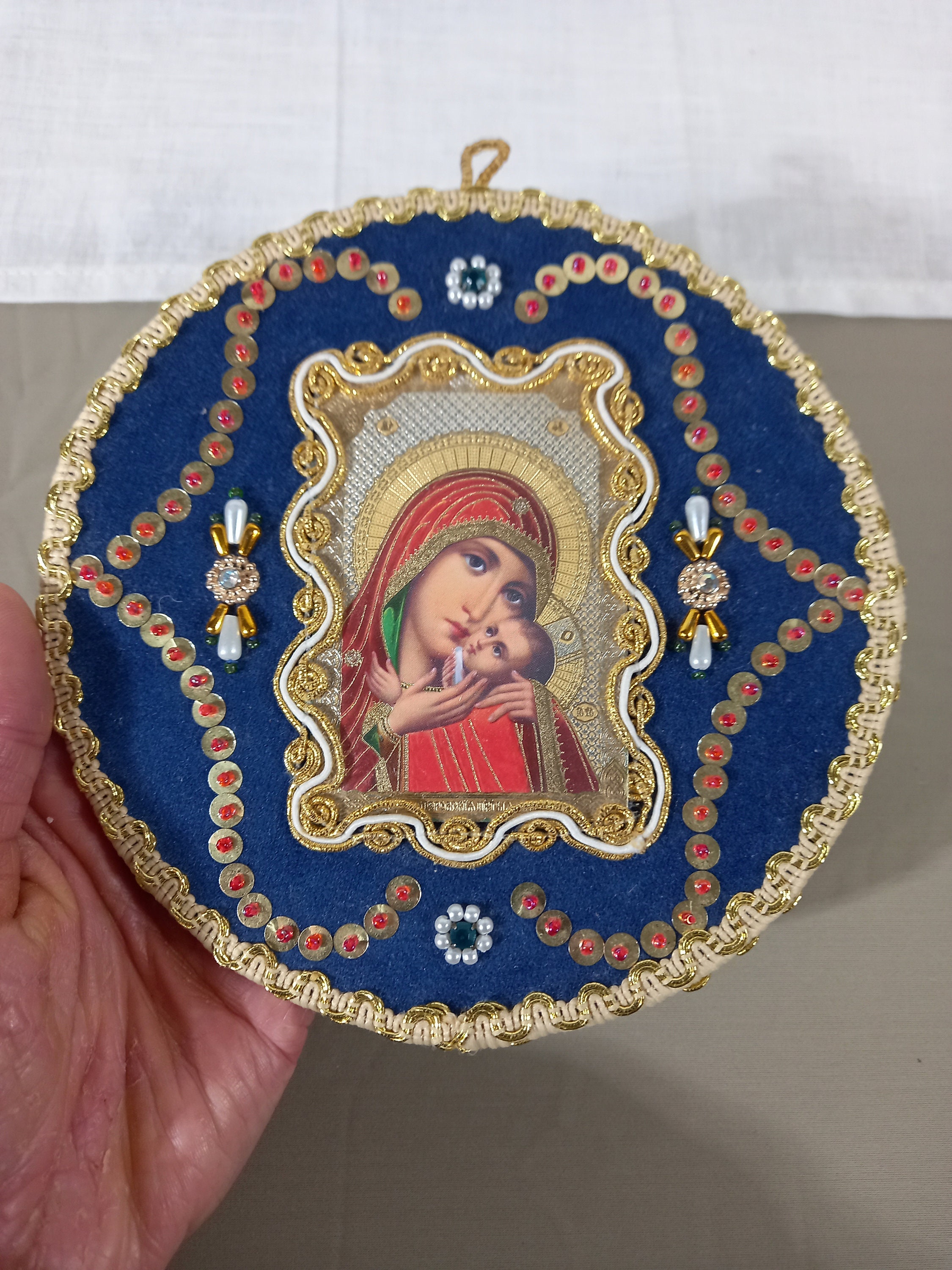 Photo Ronde de La Vierge à L'enfant - Accrochage Mural Orthodoxe Kitsch Art en Tissu Bleu et Or Reli