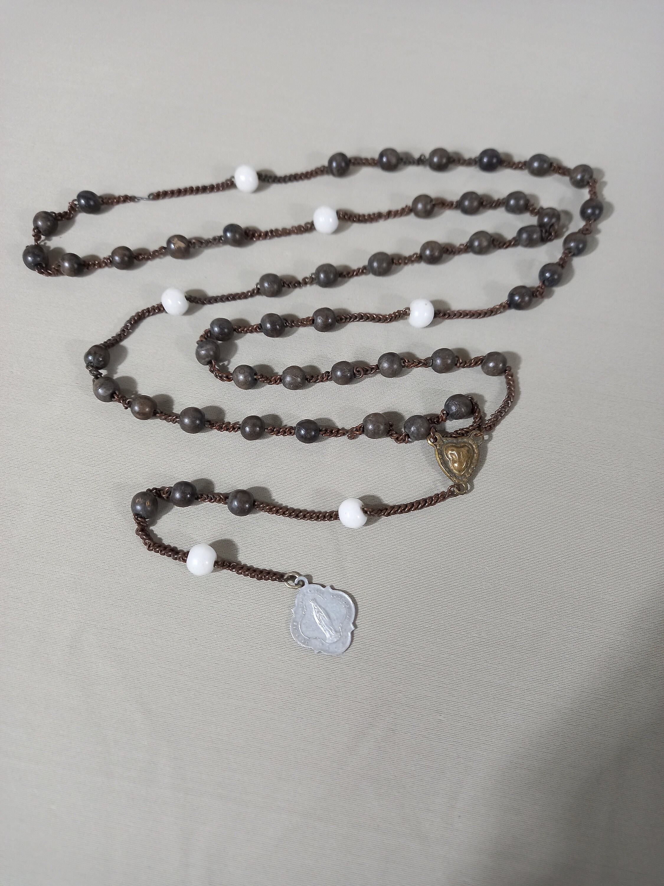 25 Long Rosaire - Collier Catholique Français Perles Marron et Blanc de Lourdes Marron