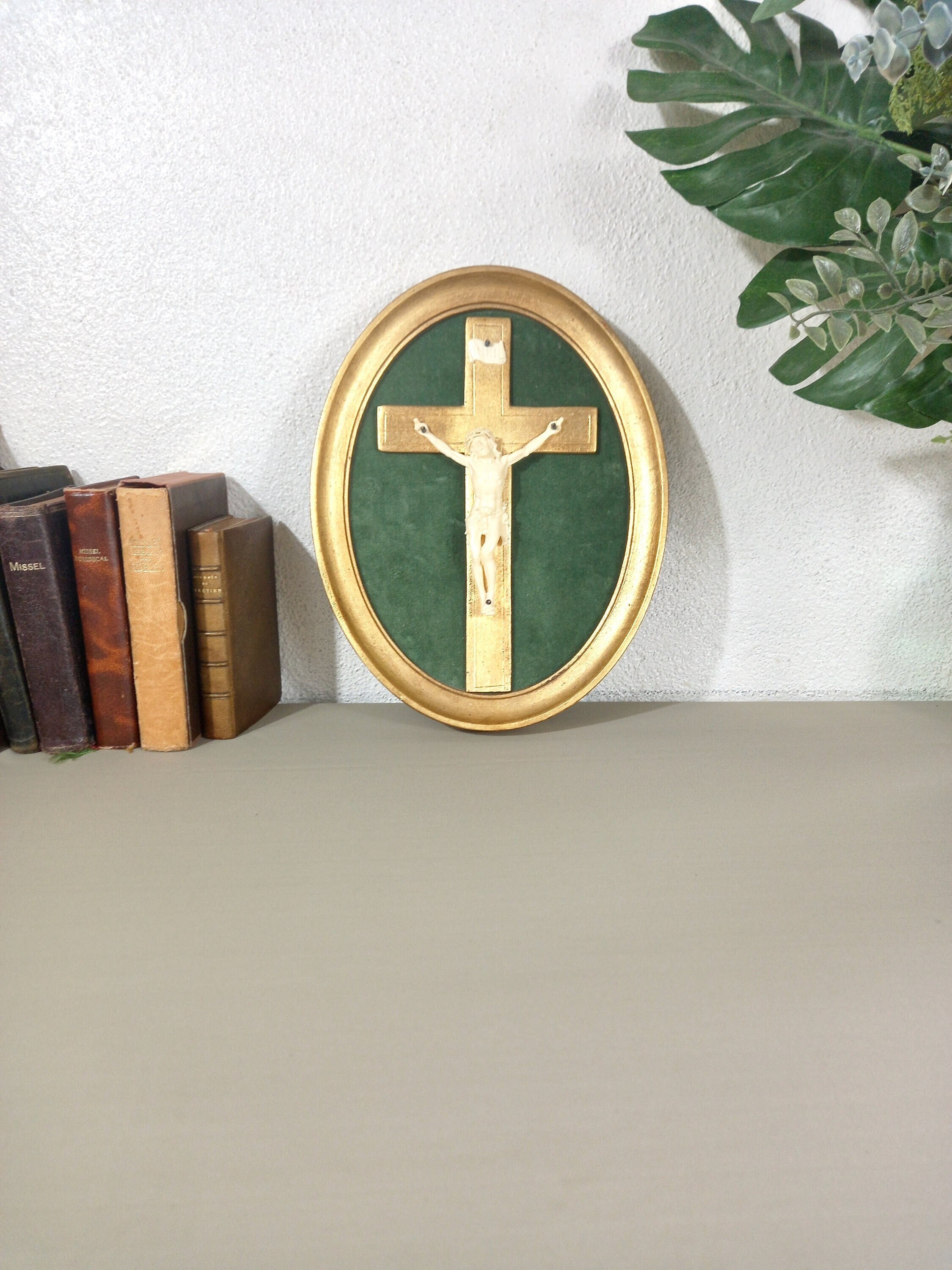 Art de Jésus Encadré d'or Ovale - Art Religieux en Velours Vert Mural Or Statue Celluloïd Encadrée