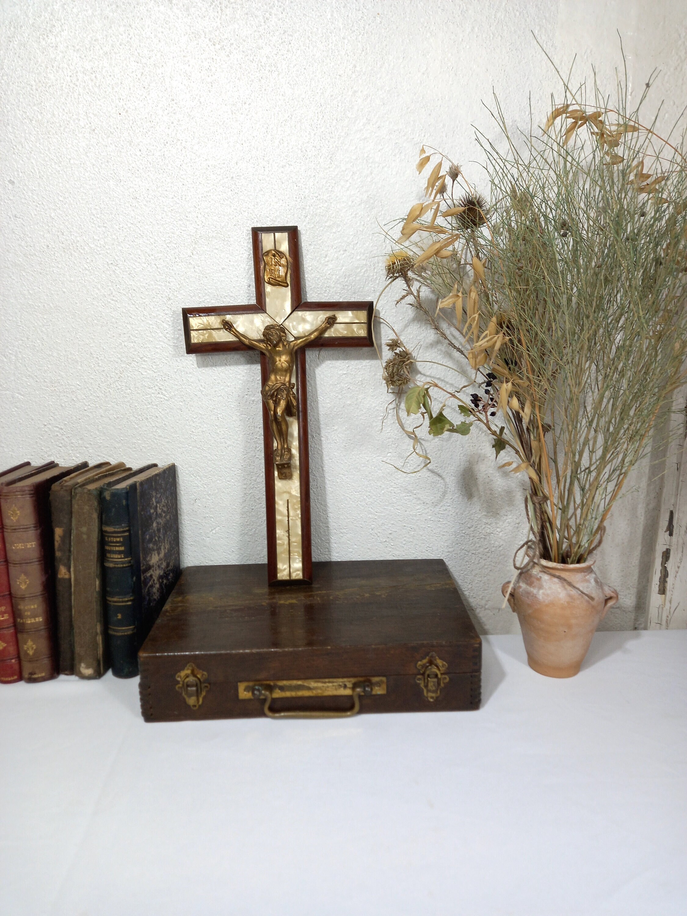 13.78 Français Crucifix Mural Du Début Siècle - Crème et Or Décor Religieux