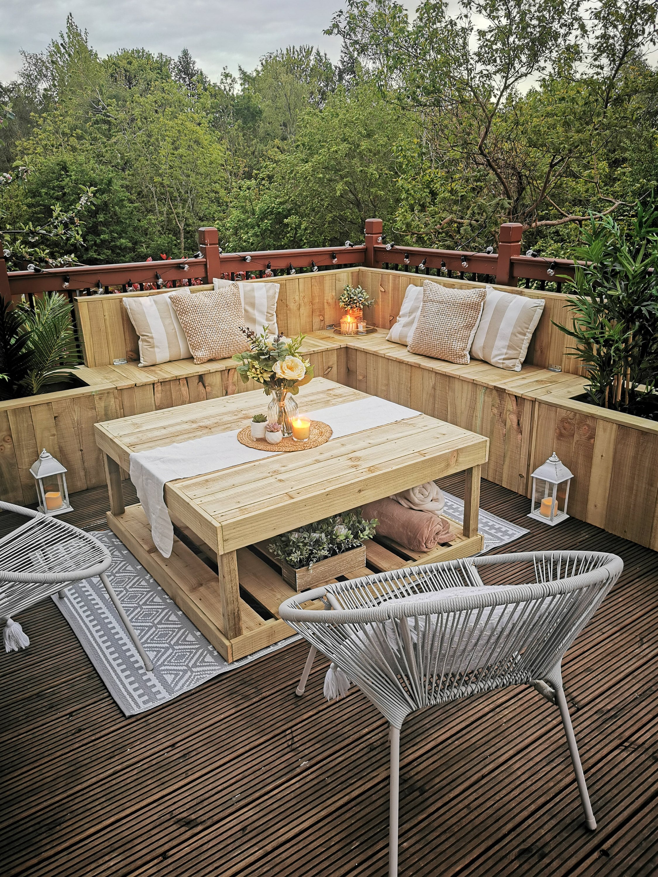 outdoor patio corner bench