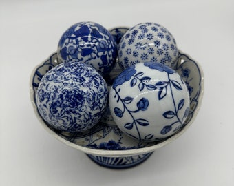 Keramieken middenstukmand met keramische ballen, set van vijf bloemen, wit en blauw
