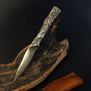 El Draconic, un cuchillo forjado a mano con su funda de cuero, Artesanía francesa, Cuchillo original, Cuchillo único, Cuchillo artístico