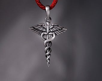 Colgante de caduceo de plata de ley oxidada: Joyería con símbolo médico