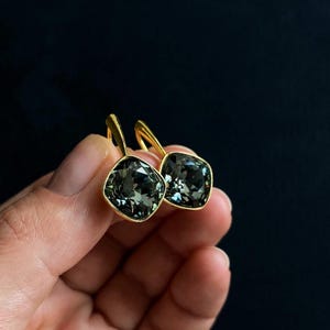 Geometryczne czarne kryształowe kolczyki z zapięciem dźwigniowym: srebro próby 925