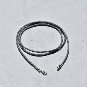 Dentelle de soie avec fermoir en argent 925, Gris argent