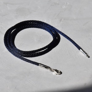 Collar de cordón de seda azul marino: cierre de plata de ley, cadena con colgante resistente al agua.