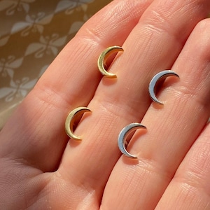MoonMagic Ohrringe – Halbmond Ohrstecker aus Sterlingsilber mit Rhodium oder Vergoldung – Zarte Geschenk für Sie – Himmlischer Schmuck
