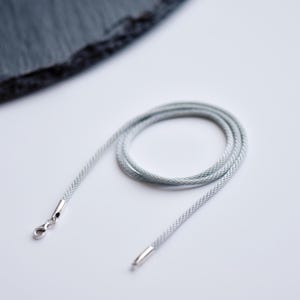 Collier cordon de soie gris clair : fermoir en argent sterling, résistant à l'eau