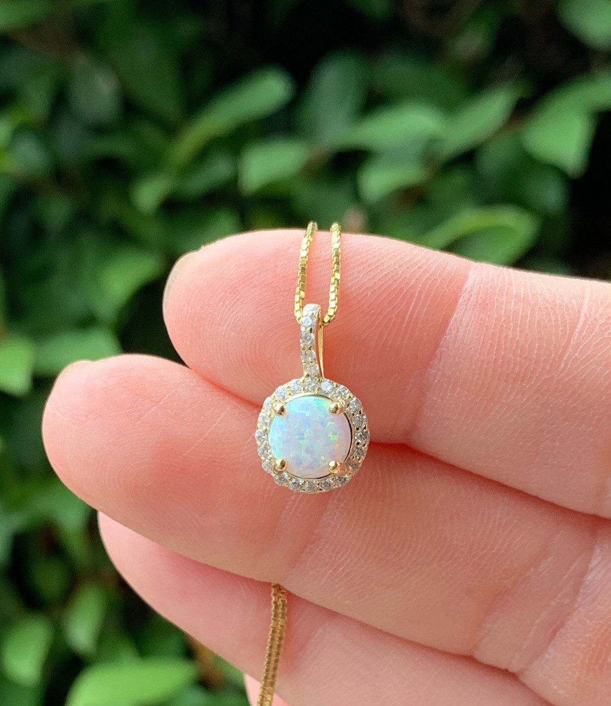 上品なラウンドオパールペンダントネックレス、ゴールドハロー