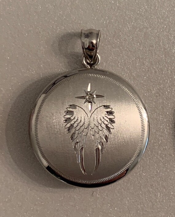 Locket to remember cheap a loved one