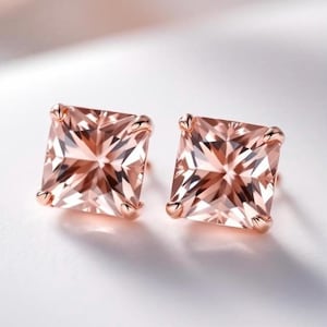 Pendientes de botón de morganita y oro rosa para uso diario con circonitas solitarias cuadradas en color melocotón rosado, 6-7 mm, base de plata de ley con oro rosa.