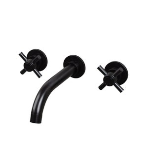Puede incluir: Grifo de ba&ntilde;o negro de pared con dos manijas en forma de cruz.