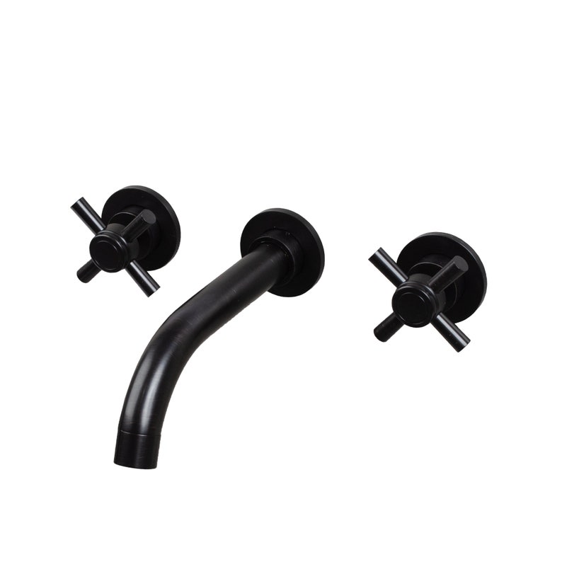 Puede incluir: Grifo de ba&ntilde;o negro de pared con dos manijas en forma de cruz.