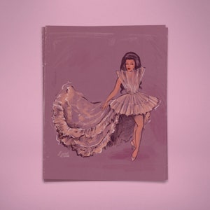 Puede incluir: Una ilustración dibujada a mano de una mujer con un vestido blanco con falda de volantes. El vestido tiene un escote alto y un corpiño ajustado. La mujer está de pie sobre un fondo morado claro.