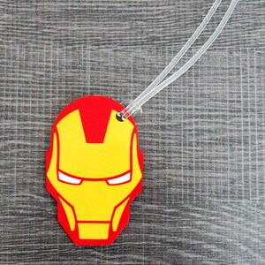 Puede incluir: Etiqueta de equipaje roja y amarilla con una imagen de dibujos animados de la cara de Iron Man.