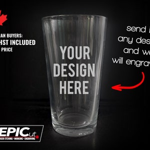Peut inclure: Un verre à bière en verre transparent avec le texte "YOUR DESIGN HERE" gravé sur le devant. Le texte "send in any design and we will engrave it!" est écrit en rouge sur fond noir.
