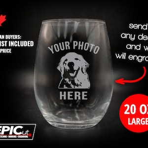 Peut inclure: Un verre à vin en verre transparent de 20 onces avec le texte "YOUR PHOTO HERE" gravé sur le devant. Une image en noir et blanc d'un chien est gravée au centre du verre. Le texte "send in any design and we will engrave it!" est écrit sur le côté droit de l'image.