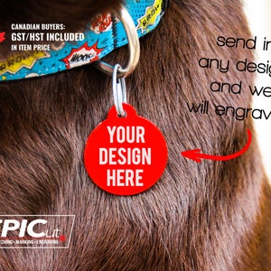 Peut inclure: Une médaille ronde rouge pour chien avec le texte "YOUR DESIGN HERE" dessus. La médaille est attachée au collier d'un chien. Le texte "send in any design and we will engrave it!" est écrit sur l'image.