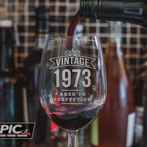 Verre à vin à pied anniversaire gravé - « Vintage vieilli à la perfection » verre à vin rouge gravé au laser / nom personnalisé / cadeau d'étape importante