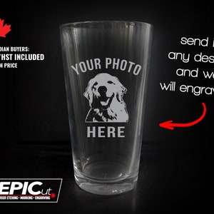 Peut inclure: Un verre à bière en verre transparent avec le texte "YOUR PHOTO HERE" gravé dessus. Une image en noir et blanc d'un chien est gravée au centre du verre. Le texte "send in any design and we will engrave it!" est écrit en blanc sur fond noir.