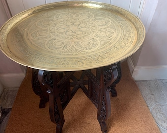 Table ancienne perse, Table pliante arabe ancienne avec plateau en laiton, Laiton ancien et bois sculpté pliable, Table ancienne du Moyen-Orient