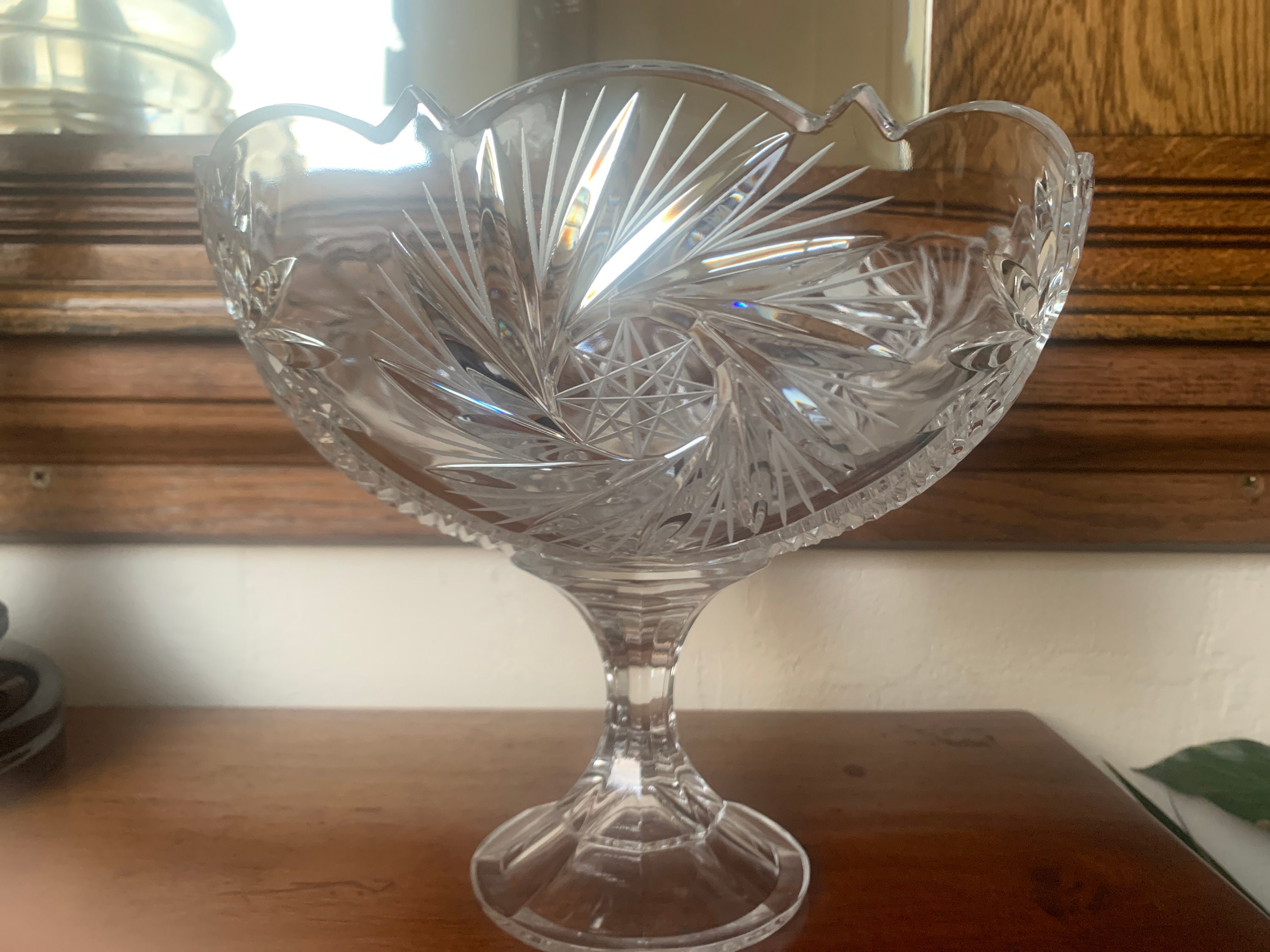 ボヘミアクリスタルボウル　脚付 手作りのボヘミアンクリスタルの脚付きボウル – チェコの