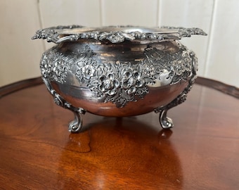 Bol ancien en métal argenté, plat ancien en métal argenté, jardinière en argent, bol ancien en argent orné, bol victorien orné en argent