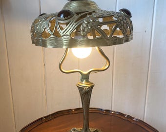 Lampada da tavolo antica in ottone stile Art Nouveau, lampada antica in ottone, lampada Art Nouveau in ottone decorata, lampada da tavolo antica in stile Art Nouveau