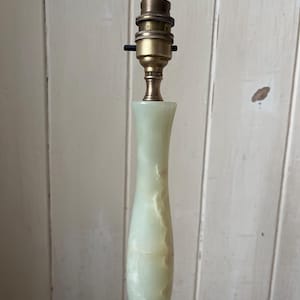 Peut inclure: Une lampe haute avec un pied en onyx vert p&acirc;le et un support de lampe en laiton. L'onyx pr&eacute;sente de subtiles veines, ajoutant &agrave; sa beaut&eacute; naturelle. La lampe est con&ccedil;ue pour une ampoule standard.