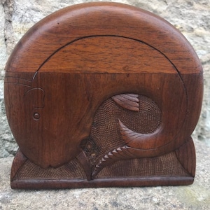 Scatola di sigarette di delfini intagliati in legno vintage