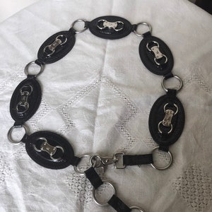 Michael Kors Cinturón de cuero negro y metal plateado