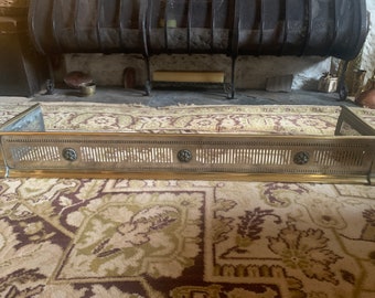 Antiek doorboord staal en messing spatbord, antiek messing en stalen spatbord, haardplaat haard, Georgisch spatbord