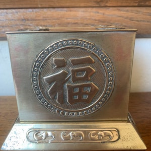 Distributore di sigarette vintage retrò in ottone orientale, scatola di sigarette, portasigare