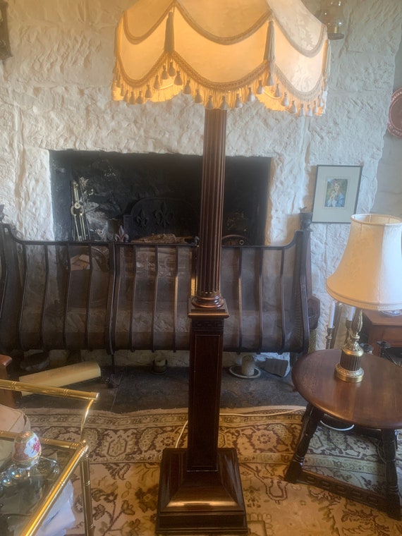 Antike Korinthische Nussbaum Standardlampe, Antike Korinthian Walnuss  Stehlampe, Antik Massiv Nussbaum Stehlampe, Massive Nussbaum Korinthische  Lampe