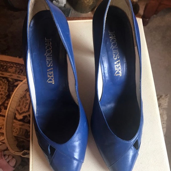 royal blue athletic shoes