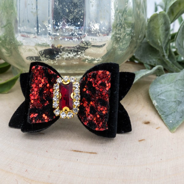 Fancy Dog Bows Black Flock avec paillettes rouges sur Black Velvet Dog Hair Bow.  Strass rouge. Chien de fille ou crabot de garçon Barrette. Petit clip de cheveux de crabot