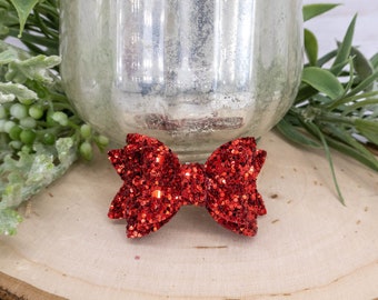 Noël. Minuscules arcs en poils de chien. Arc de chien à paillettes rouges. Clip mignon pour chien garçon / fille. Petits arcs / barrettes pour chiens pour les cheveux. Cadeau d’amoureux des chiens. Yorkie