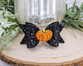 Niedliche Halloween Hundeschleifen, Kürbis in Orange mit schwarzem Glitzer. Perfekt für Halloween.  Mädchen Hund oder Junge Hund Haarspange. Haarspange. Yorkie Malteser