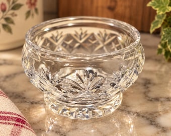 Vintage-Schale im Kristallglas-Stil mit Kronenmarke, sternförmigem Sockel und rautenförmigem Fächermuster.