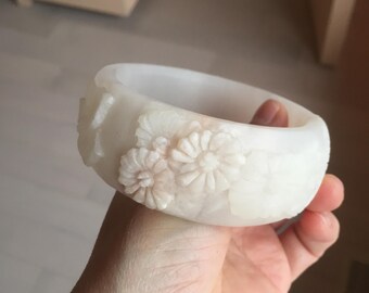 62 mm 100%天然ホワイトライトピンクの花の彫刻が施されたクォーツ