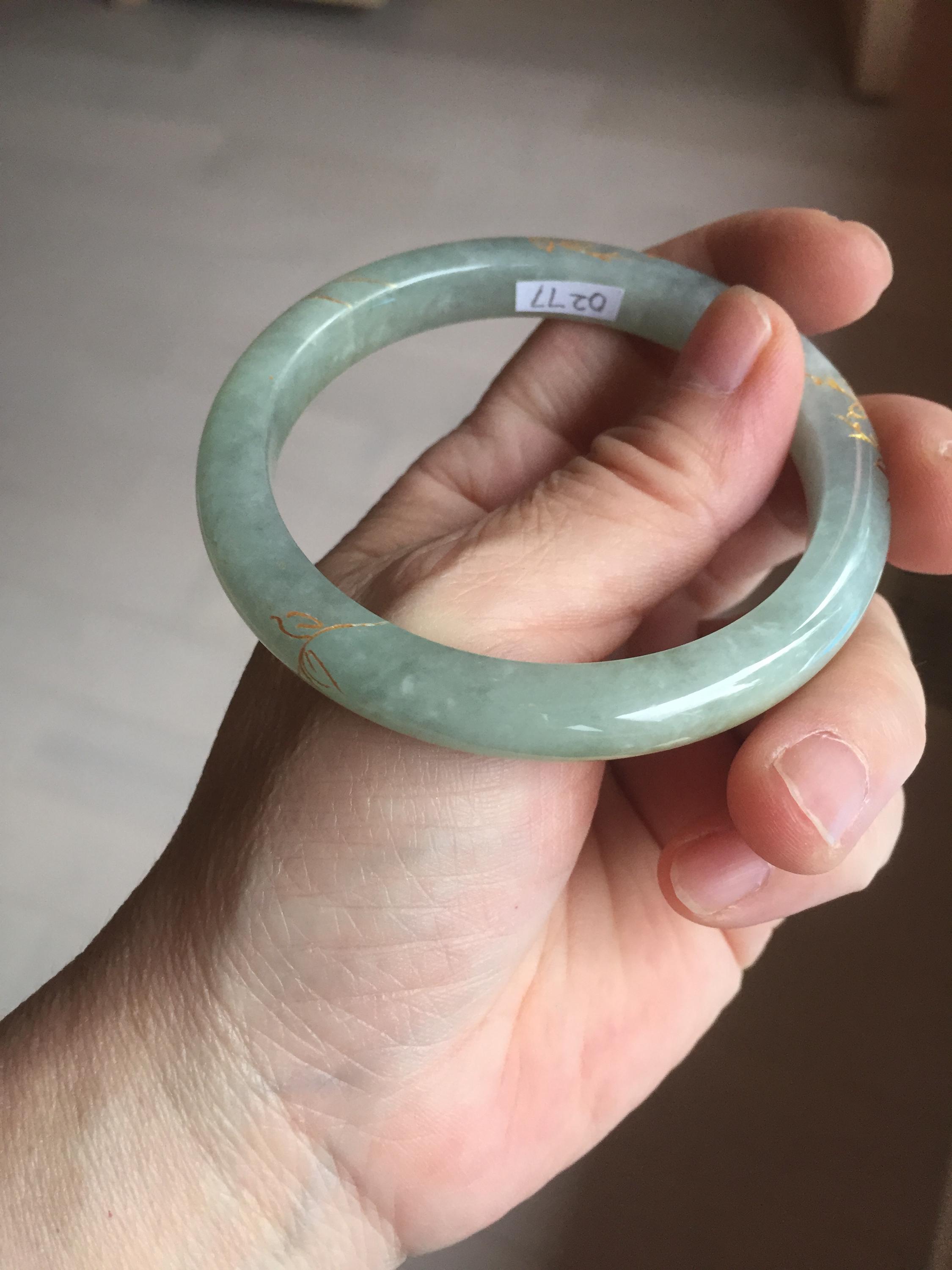 54.9mm 100%天然タイプA 濃い緑黄色に花模様が彫刻され、金色の塗装が
