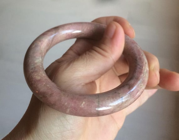 天然希少　ロードナイトバングル 54.3 mm 100%天然プラトーアースレッド/ブラウンチャビーラウンド