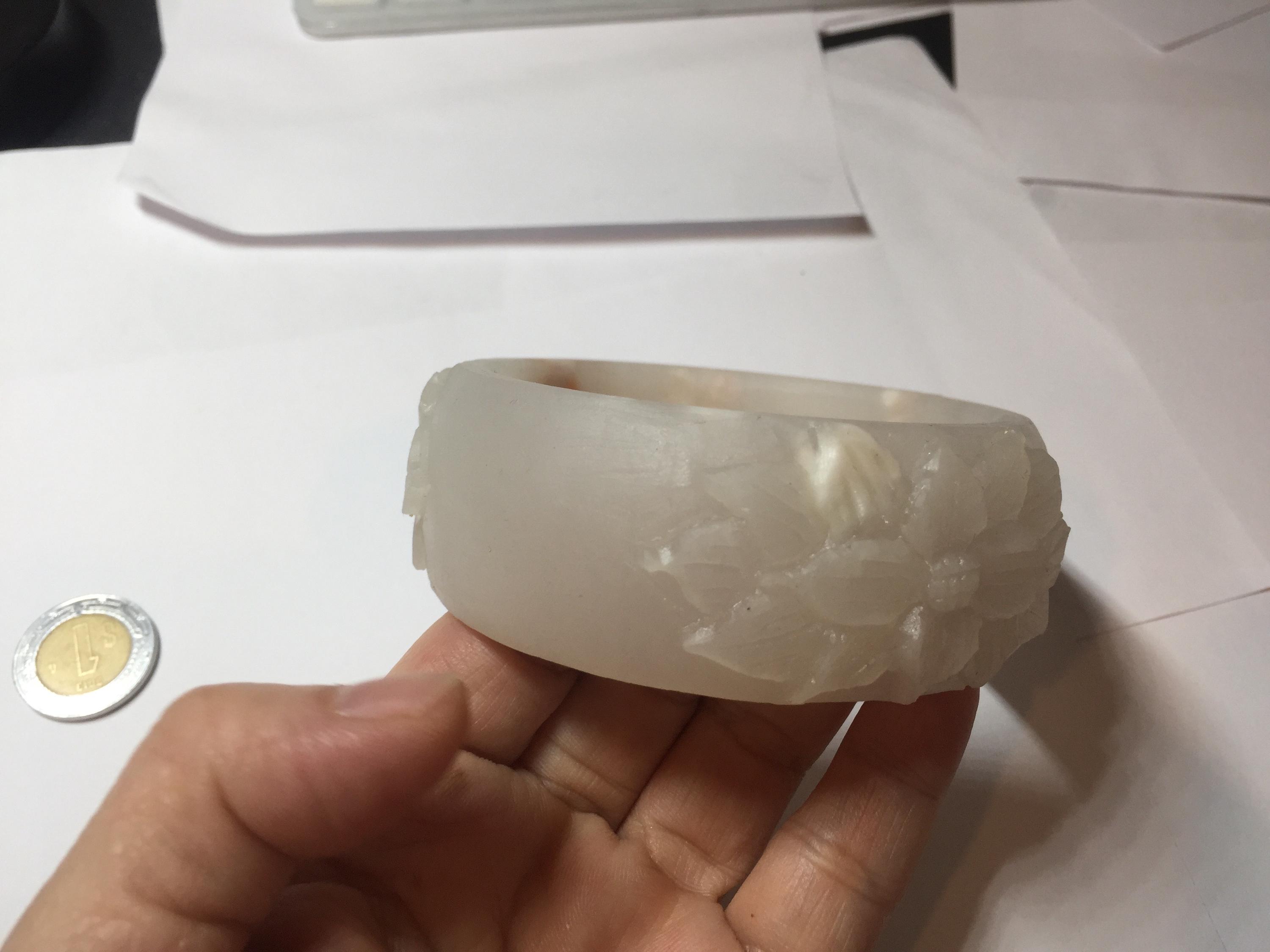 62 mm 100%天然ホワイトライトピンクの花の彫刻が施されたクォーツ