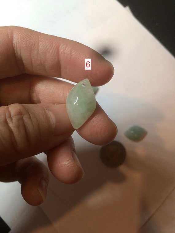 100%天然A型太陽のような緑色の翡翠、柳の葉/花びらペンダントグループ