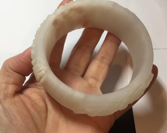 62 mm 100%天然ホワイトライトピンクの花の彫刻が施されたクォーツ