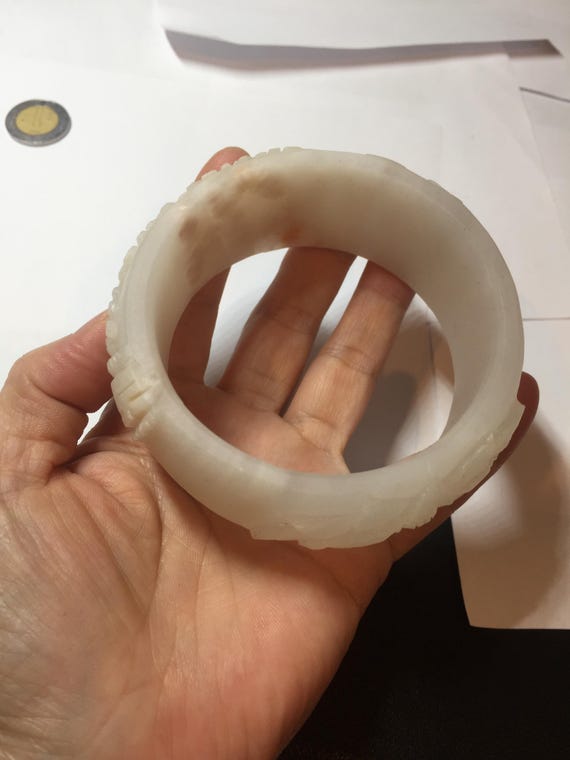 62 mm 100%天然ホワイトライトピンクの花の彫刻が施されたクォーツ